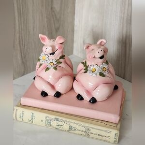 Hand Painted Pig Daisy Salt And Pepper Shakers Vintage Bkue Sky Heather Minc